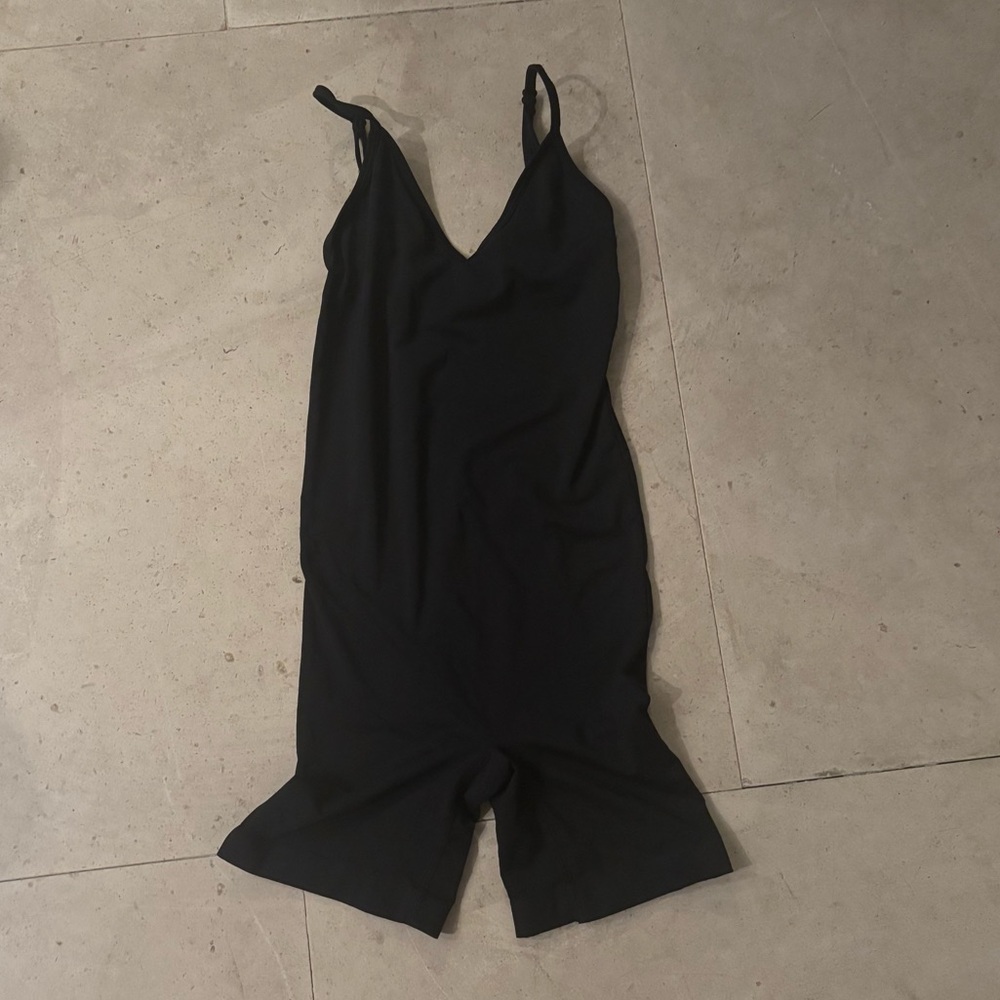 SKIMS XXS Soft Smoothing Seamless Cami Onesie Onyx Black VNeck Sleeveless Shorts
